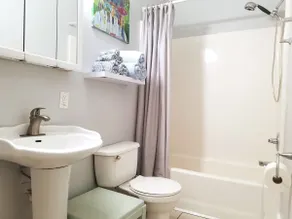Clean Urban retreat in central downtown location - Image 3