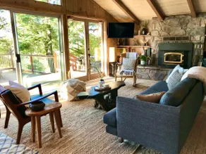 Balsam Bungalow - Lake View 1 min to ski - Hot Tub - Image 4