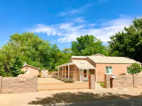 Spacious Family Retreat • 4brm Sleeps 10 • Parkside • Quiet Los Ranchos Oasis - Image 5