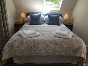 A Cosy Cotswold Woodland Cabin - Image 5