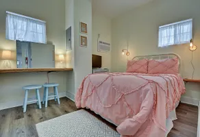 Romantic Cottage *Hot Tub* Downtown Indy! - Image 2
