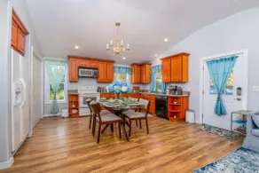 Comfortable Getaway Near Riverside Park - Image 4