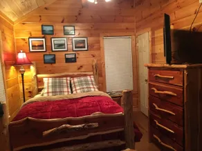 Crockett's Escape Cabin with 6 person hot tub - Image 3