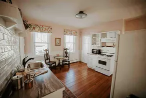 Mid-Century Glam - East Side clean + free parking - Image 3