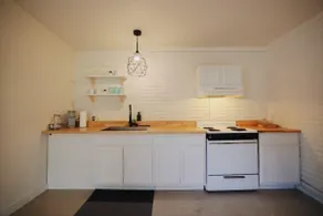 Private Back House Full Kitchen Covered Park - Image 3