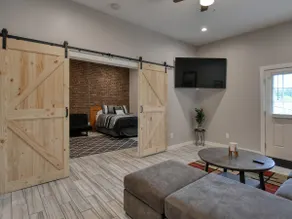 New, modern & chic, upscale apartment - Image 3