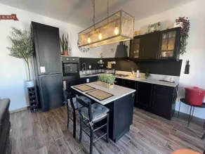 Industrial Cozy Apartment in Bugibba, Prime Location - Image 3