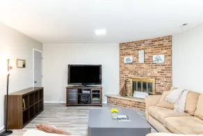 Newly Remodeled Spacious home, fenced yard for dog - Image 3