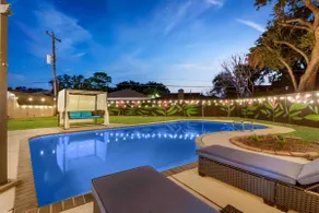 Whimsy Retreat*pool*5BRs*10 Beds*3TVs*China town - Image 3