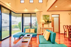 The feeling of openness in the living room with an atrium ceiling is the best!House, 5-minute drive from highway IC, BBQ set complete - Image 4