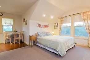 Quiet private guest home with views - Image 5