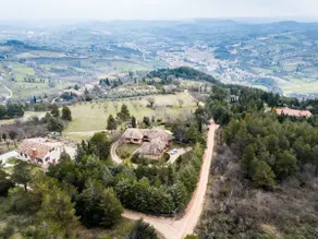 House surrounded by greenery, with private garden - Image 4