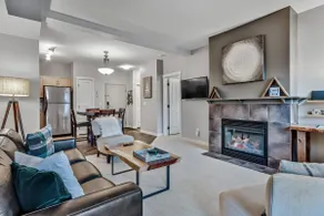 Best Relaxing King Bed Suite/Mtn. View, Heated Pool & Hot Tubs & Free Parking - Image 5