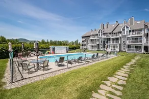 The Memphré condo with pool - Image 5