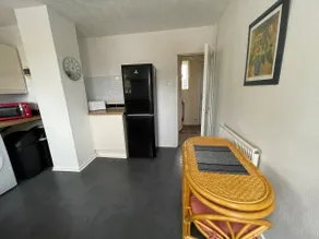 King size bed Fast Wi Fi, Garden space, parking, - Image 5