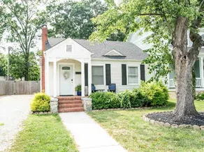 Plaza Bungalow near Uptown, NoDa, light rail! - Image 3