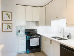 2-Bedroom Bright & Fully Renovated Townhouse - Image 2
