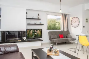 Nina's Villa, Cosy Seaview Retreat - Image 2
