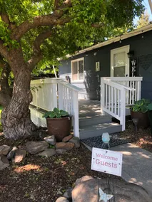 Windsor Country Cottage WiFi Queen Pet Friendly - Image 2