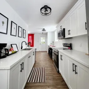 A Modern 3 Bedroom Home with Free Parking & Wifi - Image 2
