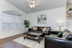 Meridian Gem | 1 King, 2 Queens | Central location - Image 5