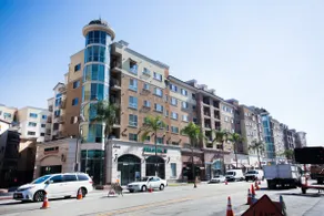 Times Square Luxury Apartment. Just bring your luggage. Newly renovated, spacious and comfortable three bedrooms, free swimming pool, free parking. - Image 2