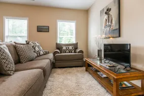 *One Bedroom Apt | One Mile to Downtown Lex* - Image 5