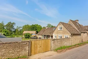 Dancers Cottage, Cotswold River retreat, Southrop - Image 2