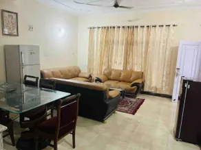 Cheerful 3-Bedroom Bungalow with free parking - Image 3
