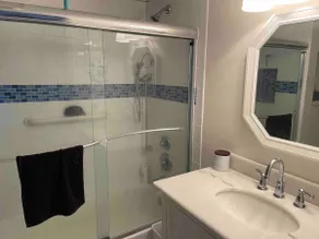 Lovely 1 bedroom condo overlooking the bay - Image 4