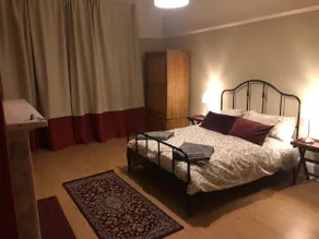 Stunning 2-bed flat with private patio in heart of the west end - Image 3