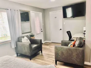 King Suite•Private Entry•Driveway•Wi-Fi•Self Check - Image 4
