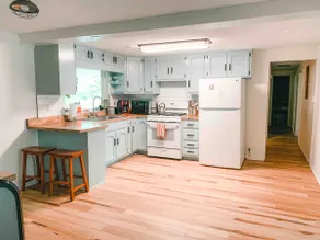 LAKEHOUSE/HOT TUB/8 MILES TO DOWNTOWN/ON 60 ACRES - Image 4