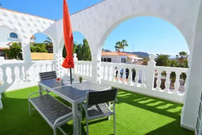 Apartment in a private villa with a view of the sea, shared pool, Wi-Fi. - Image 4