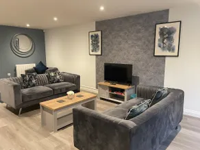 Modern apartment and 2 secure car parking spaces - Image 3