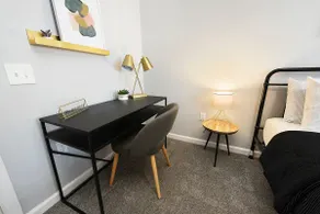 Free Parking ★2 Bathrooms! ★Walk Everywhere! - Image 5