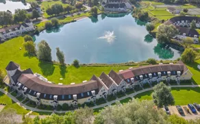 New Hampton style house on Cotswold lake -sleeps 6 - Image 3