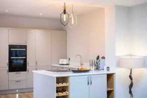 Executive 4-bed house in vibrant village center - Image 4
