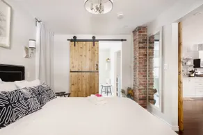 Wood-Rich Niagara Loft close to Queen Street - Image 2