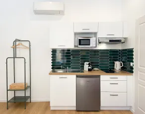 Renovated 1-bedroom apartment near downtown and the train station - Image 4