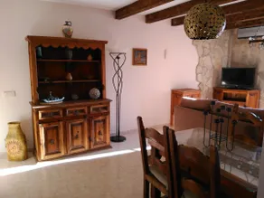 CONFORTABLE, BRIGHT, WELL LOCATED APARTMENT - Image 3