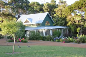 Lakeside Garden Chalet - Image 4