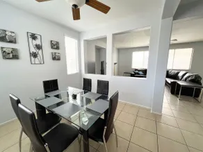 Beautiful home on West Side Modern Clean Bright - Image 2