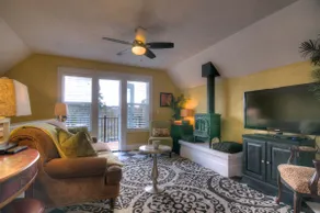 Cool Upstairs Apt Near Downtown - Image 5