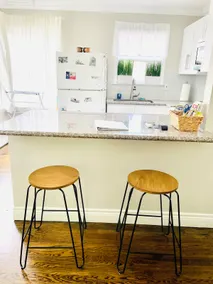 Chic & Classy Centrally Located Montrose Apartment - Image 5