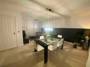 Town Centre Spacious, Stylish Apartment. Fast Wifi - Image 5
