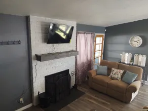 Cozy 3 bedroom with sunroom & fully fenced yard - Image 2