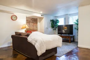 Private Centrally located Eng Bsmt - Image 3