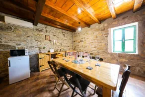 Rustic Holiday House With Private Pool - Image 5