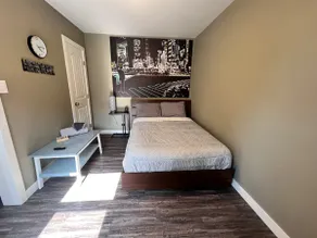 Modern New York Themed Suite! Free Parking! - Image 3